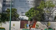 Lanzan bombas molotov y queman camionetas frente a Palacio Nacional de Iguala en cierre de protestas por 43 desaparecidos de Ayotzinapa
