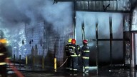 Ya está controlado el incendio de la fábrica de yogures de Villa Rosa
