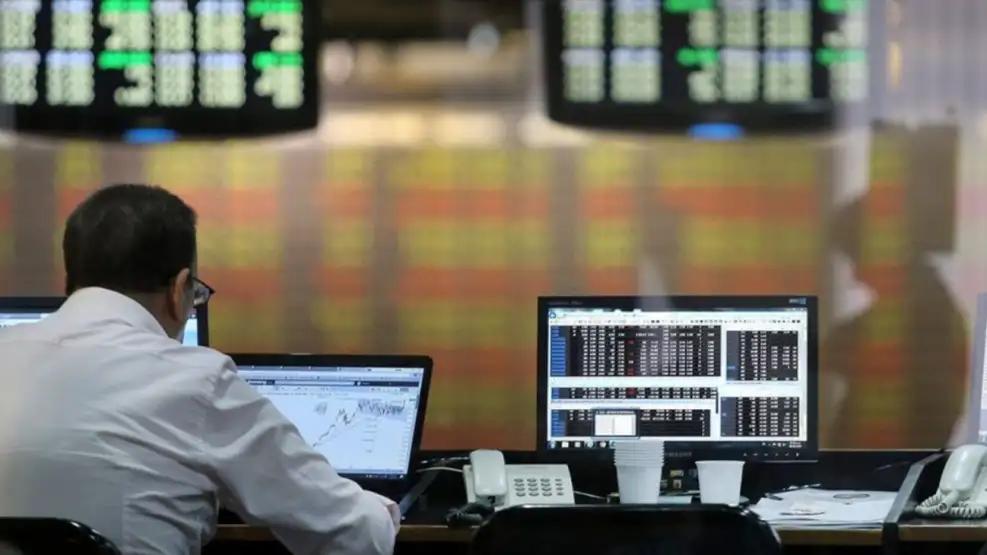 El riesgo país rozó los 900 puntos en medio de la tensión preelectoral