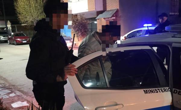 Una pareja descubrió a ladrón que les estaba robando cosas del auto y lo detuvieron
