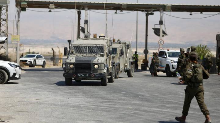 El cierre "hasta nuevo aviso" del único paso entre Jordania y Cisjordania agrava el aislamiento de Palestina