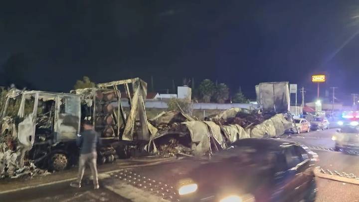 Tráiler se incendia en la carretera León–Comanjilla y causa caos vial