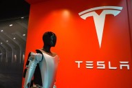 Tesla enfrenta críticas por robots Optimus mientras ventas de coches siguen cayendo