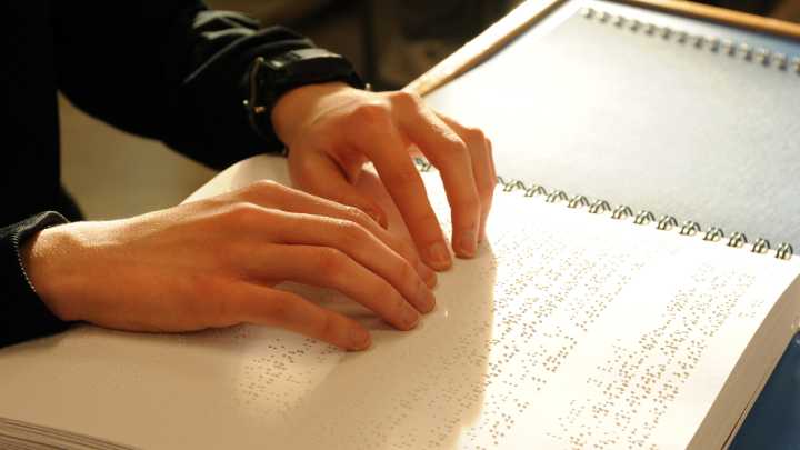 El braille, clave en la inclusión educativa de 177 estudiantes ciegos en Granada