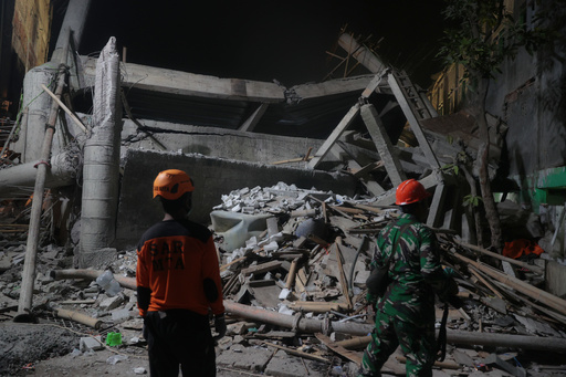 Derrumbe en escuela islámica de Indonesia deja al menos un muerto y decenas de heridos