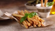 Grisines crocantes y caseros: la receta exprés sin amasado que va a conquistar tus picadas