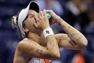 Defending US Open champ Sabalenka returns to semifinals when Vondrousova withdraws with knee injury