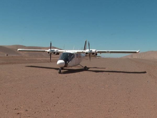 Avioneta aterriza de emergencia en ruta a Escondida