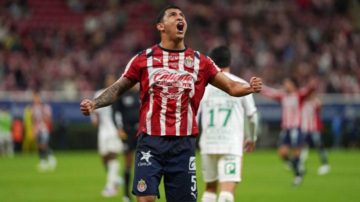 Chivas vence a Necaxa y cobra venganza sobre Fernando Gago