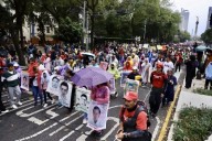 Exigen padres de los 43 a CSP no encubrir a la Marina