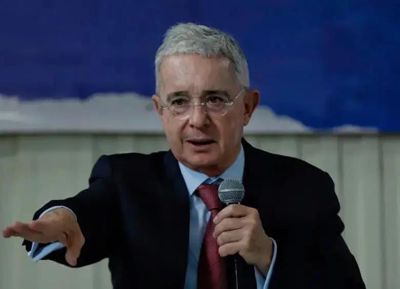 Oficial: Álvaro Uribe buscará volver al Senado y participará en las elecciones en 2026