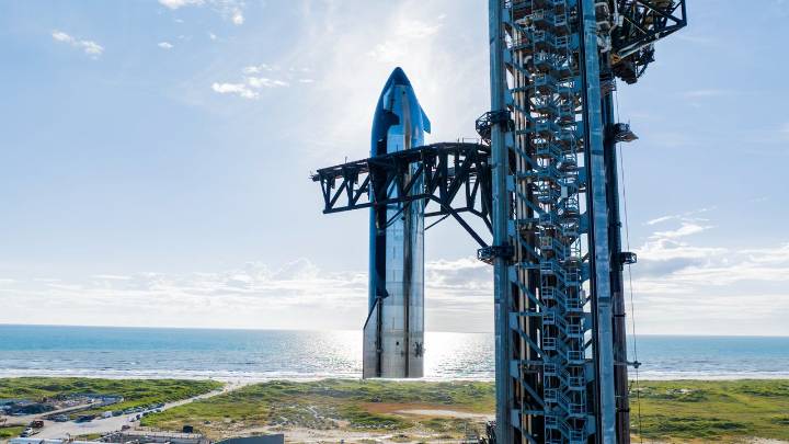 SpaceX moves next Starship spacecraft to launch pad for testing (photos)