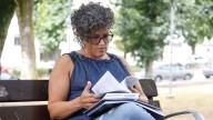 El reto de preparar la oposición en verano: «Es fantástico para estudiar, me llevo los apuntes a la playa»
