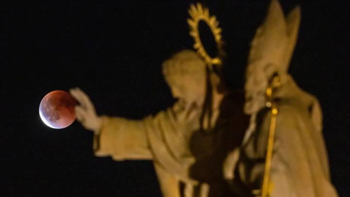 Eclipse lunar total de septiembre: así se ha visto la 'luna de sangre' en el mundo