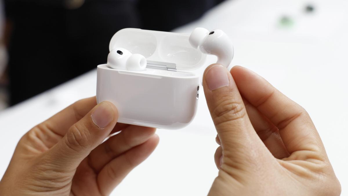 Por qué no se podrá usar la traducción simultánea de los AirPods Pro 3 en Europa