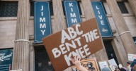 Protestas en Hollywood por la cancelación de Jimmy Kimmel: acusan de «censura política»