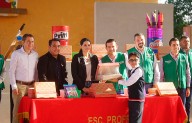 Entrega Gobierno útiles y uniformes en Coahuila; llega beneficio a los 38 municipios del estado