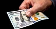Adiós a todos estos billetes de 100 dólares: la FED confirmó cuándo salen definitivamente de circulación y este es el trámite para conservar su valor