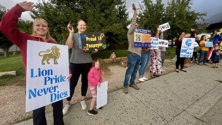'We love the school': Lomond View parents demonstrate against school's possible closure