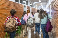 Miss Manners: Students cluttering up the school hallways make it tough to get by