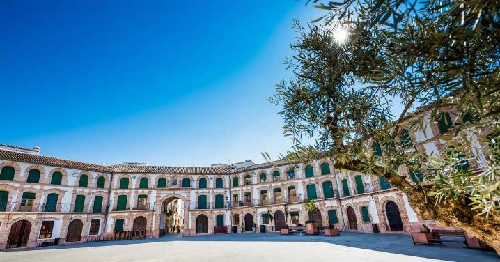 "Aunque lo conoce ya mucha gente, hay que descubrirlo", el pueblo de Málaga que marcó la infancia de Vanesa Martín