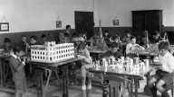 Cromos en el patio, meriendas y mucha diversión: el viaje en el tiempo de Pilar García Muñiz para recrear la vuelta al cole en los 80