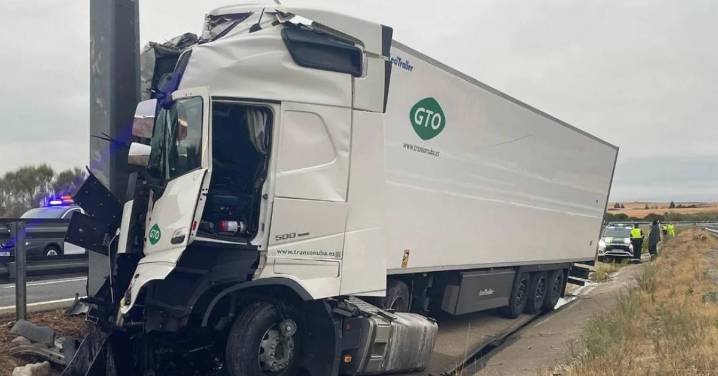 Cortado un carril en la A-66 por el impacto de un camión contra una señal en la A
