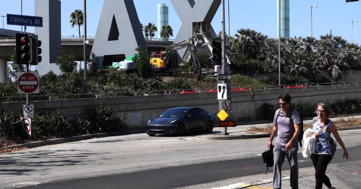 El emblemático letrero del aeropuerto LAX está siendo retirado letra por letra. He aquí el motivo.