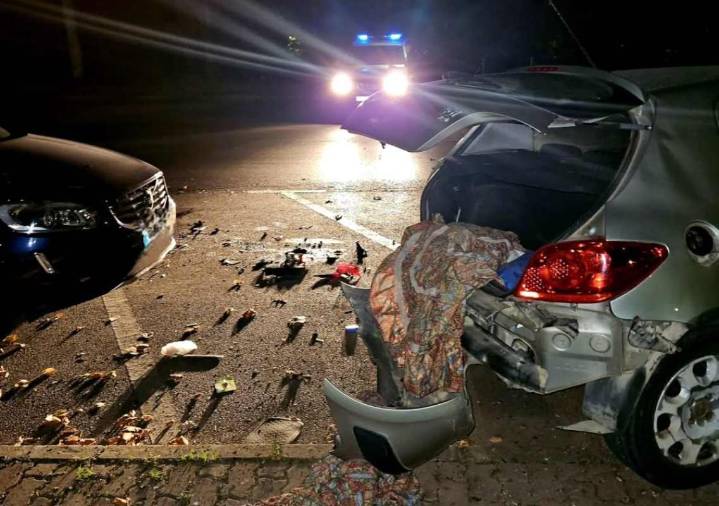 Accidente en Cuenca: se choca contra varios coches aparcados y se da a la fuga
