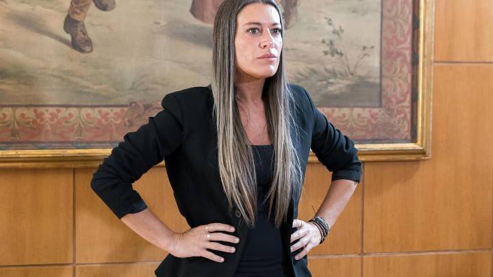 El Gobierno colisiona con Junts y señala que la obligación de atender al cliente en catalán solo será en Cataluña