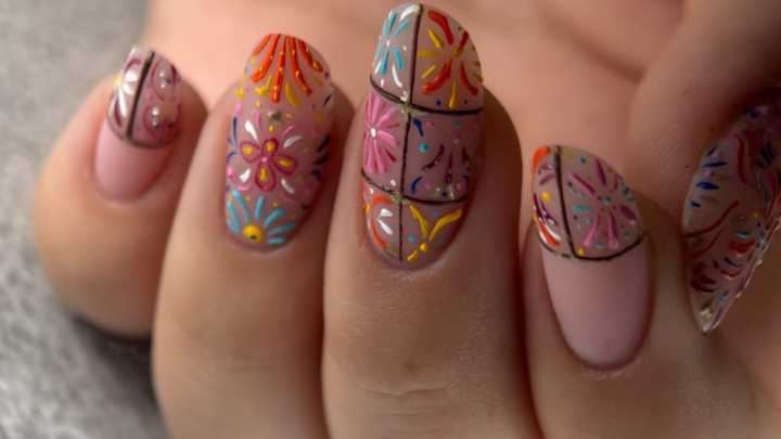 5 diseños de uñas bordadas, el manicure elegante para tu Noche Mexicana que estiliza las manos