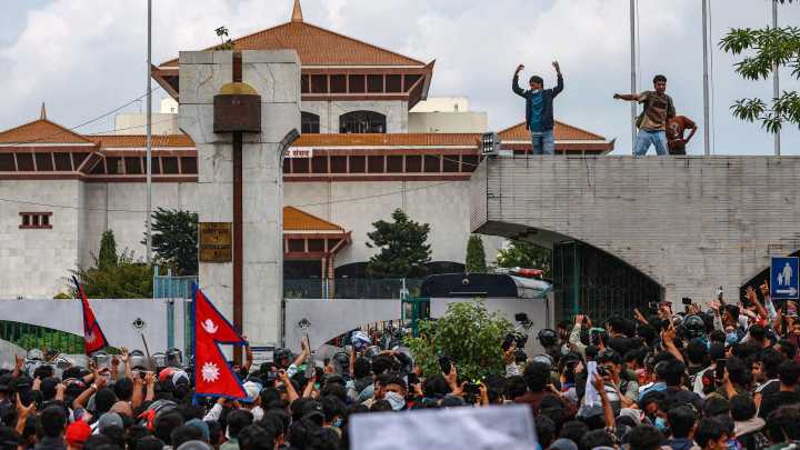 Al menos 14 muertos y 80 heridos en Nepal durante violentas protestas contra la corrupción y el veto de redes sociales
