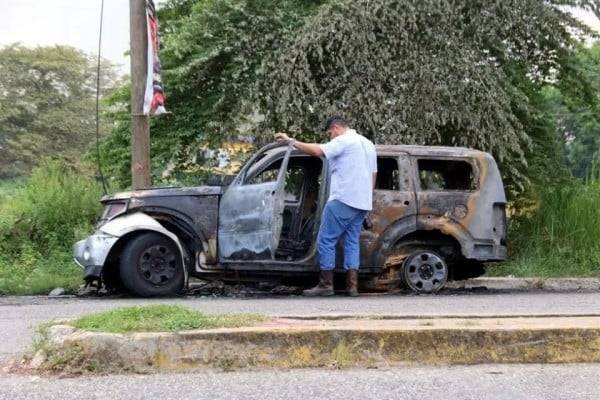 Queman auto y tiran ponchallantas en Villahermosa