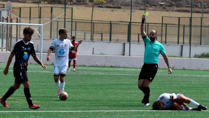 El Arucas tira de épica en su primera victoria