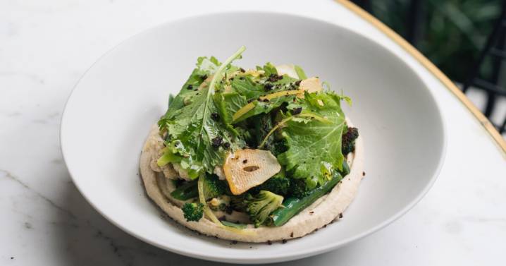 Cómo preparar el cremoso de garbanzos, brócoli y coliflor tostados, alcaparras y mizuna de Casa Cavia, uno de sus platos más emblemáticos
