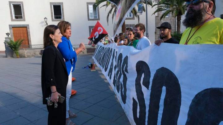 Concentración de socorristas de Las Canteras frente a las Casas Consistoriales