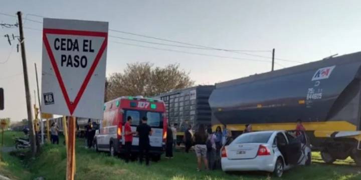 Un tren arrolló a un auto en una localidad de Santa Fe y el acompañante murió