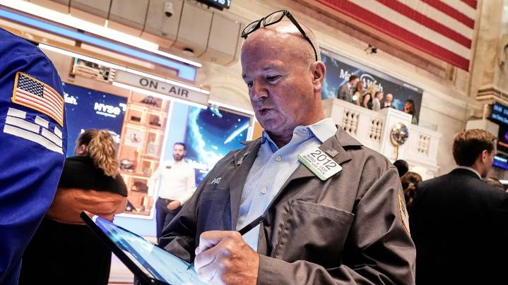 US stocks sink under the weight of rising pressure from the bond market