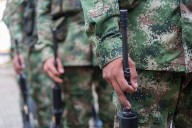 Defensoría del Pueblo pide suspender diálogos con grupo armado que quemo a dos militares en asonada
