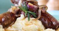 American in the UK tried making bangers and mash - Brits had one main criticism