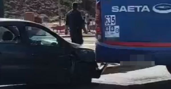 [URGENTE] Fuerte choque entre un auto y un colectivo en la rotonda de la UNSa