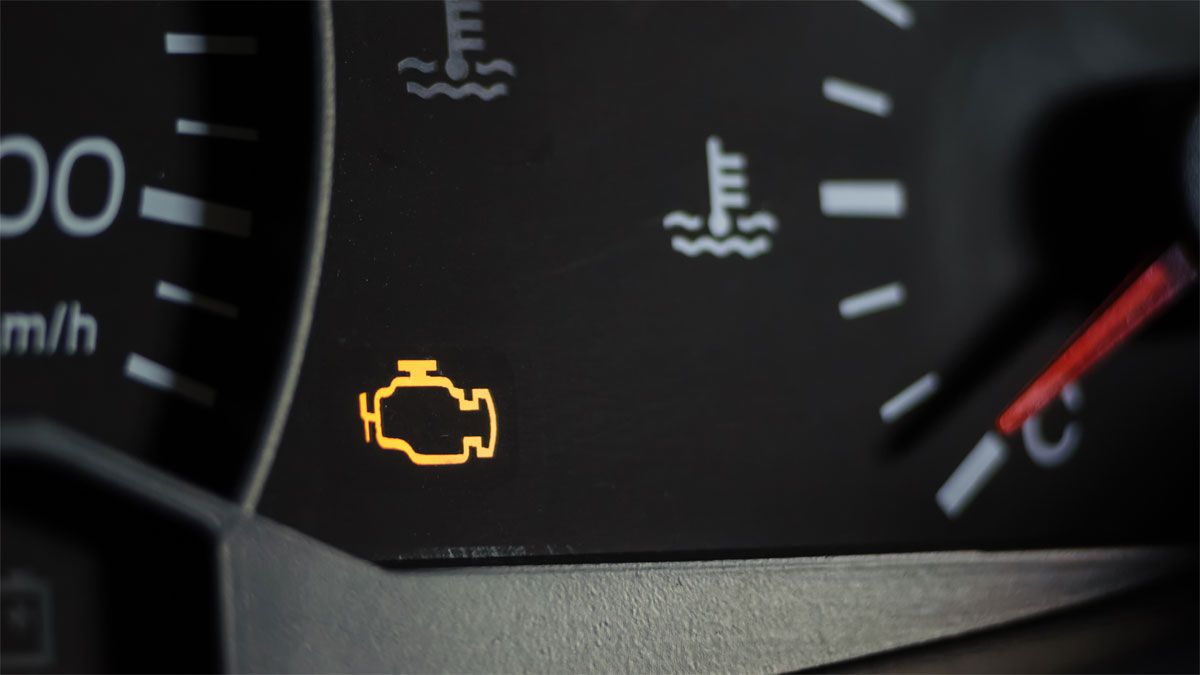 Qué significa que se prenda en el auto la luz del motor en el tablero
