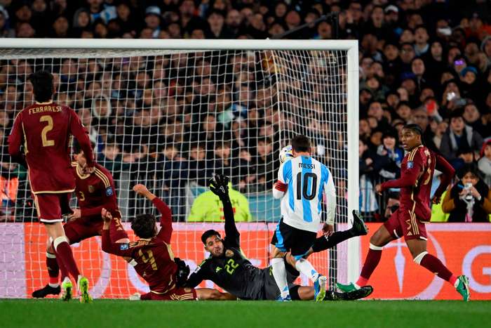 Messi-show en una noche de despedida oficial: Argentina goleó a Venezuela 3