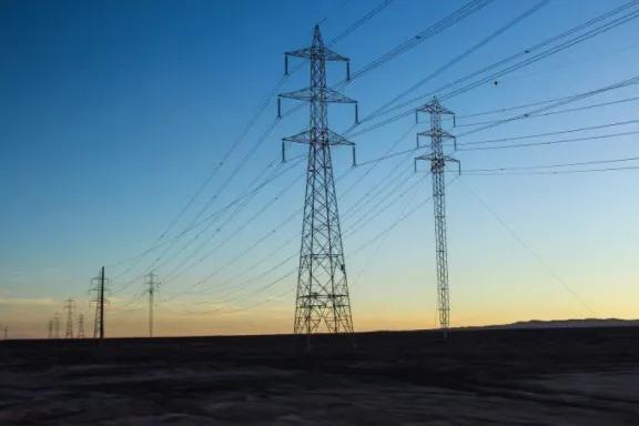El sistema eléctrico argentino al borde del colapso: advierten falta de obras clave y riesgo de cortes en verano