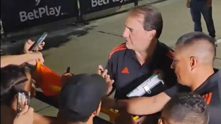 Hinchas ponen en aprietos a Néstor Lorenzo: video captó exigencia para juego con Bolivia