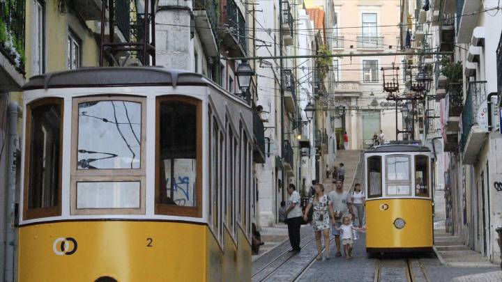 Descarrila el funicular del Elevador de la Gloria en Lisboa