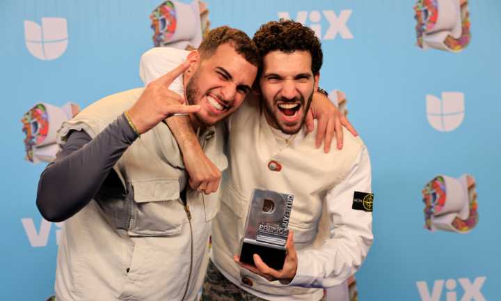 Venezolanos Alleh & Yorghaki triunfan en Premios Juventud 2025