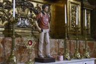 A Carlo Acutis, el ‘santo milenial’, ya le rezan en la basílica de la Mercè de Barcelona