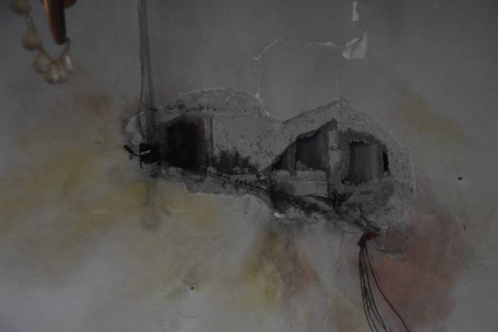 Video: Un rayo impacta en una vivienda y causa serios daños materiales