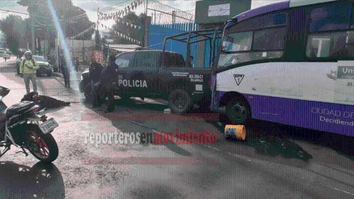 AUTOBÚS CHOCÓ CONTRA UNA PATRULLA Y UN VEHÍCULO PARTICULAR EN IZTAPALAPA
